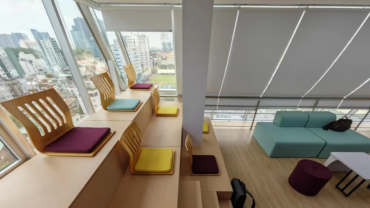 From Concrete Shell to First Classes at Abacus Tower